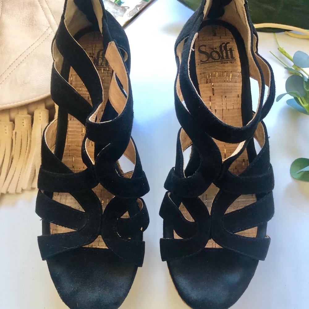 Sofft black straw wedges